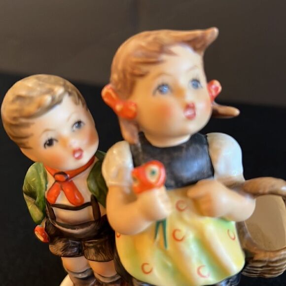 Vintage Hummel “To Market” Figurine Germany Blue Bee mark. - Picture 5 of 5